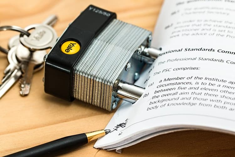 CLÁUSULAS ABUSIVAS EN LOS CONTRATOS DE COMPRAVENTA DE VIVIENDAS