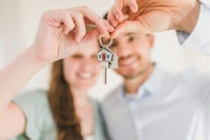 pareja comprando casa