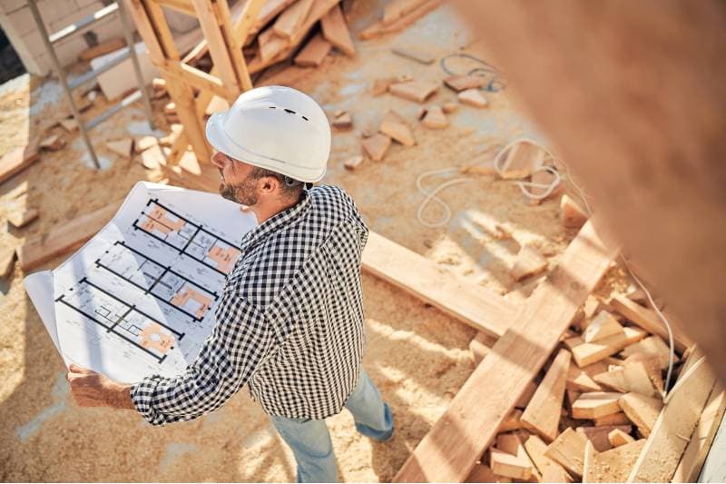 RETRASO EN LA EJECUCIÓN DE LA OBRA ¿PUEDE EL PROMOTOR RECLAMAR AL CONSTRUCTOR LOS INTERESES DEL PRÉSTAMO HIPOTECARIO Y DE LOS AVALES ENTREGADOS A LOS COMPRADORES?