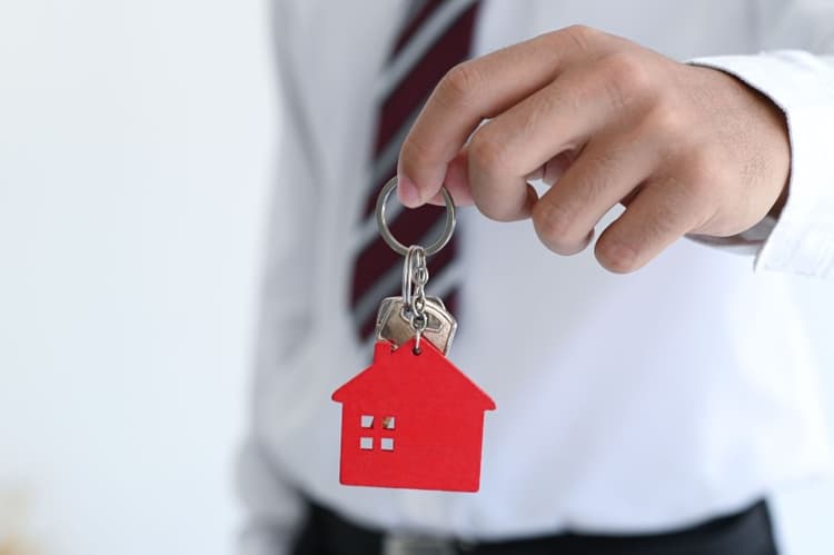 RETRASO EN LA ENTREGA DE LA VIVIENDA E INDEMNIZACIÓN A LOS COMPRADORES POR EL AUMENTO DE LOS INTERESES EN LA HIPOTECA
